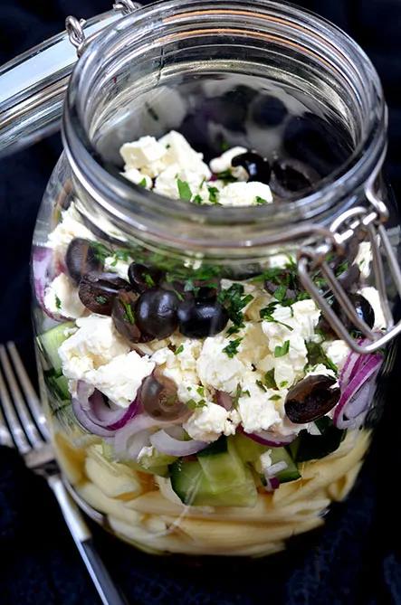 Griechischer Nudelsalat im Glas I Rezept für eine tolle Lunch-Idee!