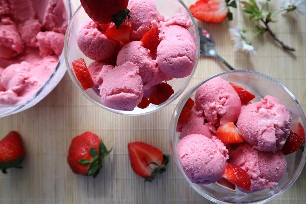 Erdbeer-Joghurt-Eis fruchtig lecker aus drei Zutaten – einfaches Rezept ...