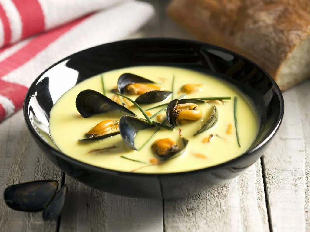 Muschelsuppe auf spanische Art mit Safran und Schnittlauch Rezept | EAT ...