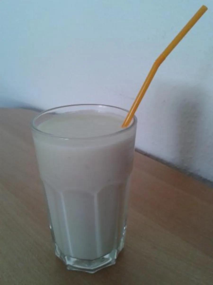 Bananenmilch mit Zutaten und Milch - Rezept mit Bild - kochbar.de