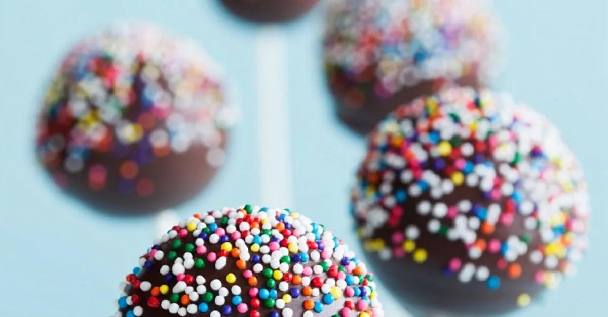 Schoko-Cake-Pops mit Zuckerperlen Rezept | EAT SMARTER