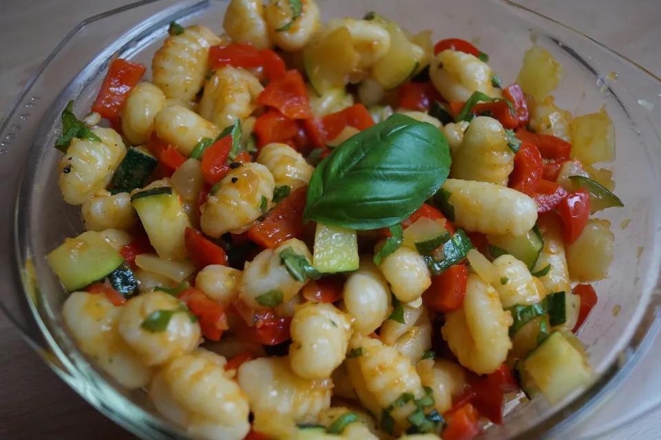 Gnocchi-Salat mit Zucchini und Paprika von TortillaGirl | Chefkoch