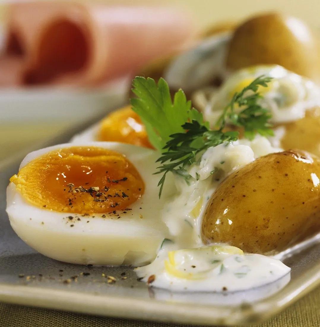 Kartoffeln mit Ei Rezept | EAT SMARTER