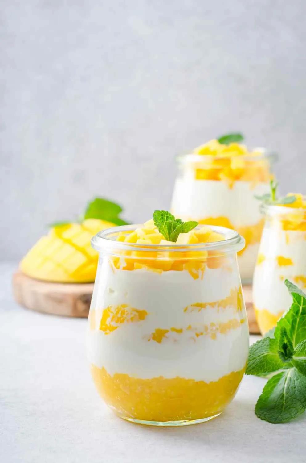 Joghurtcreme mit Limette und Mango
