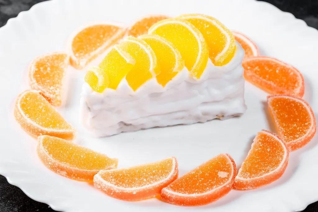 Cremiger Sahne-Kuchen mit Orangen- und Limonenmarmelade als süßer ...