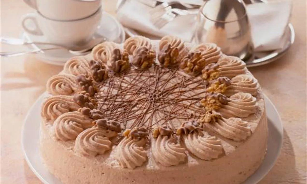 Walnuss-Nougat-Sahne-Torte | Kuchen und torten rezepte, Süße bäckerei ...