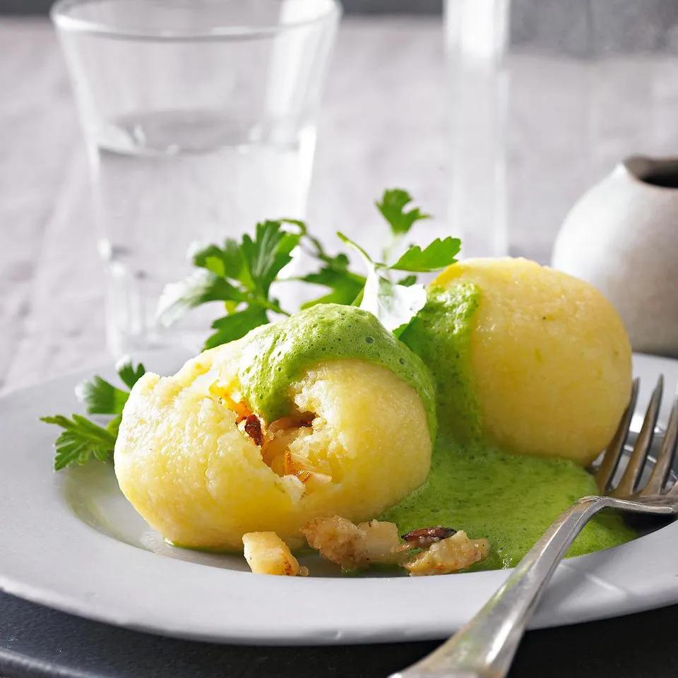 Gefüllte Kartoffelknödel mit Petersilienschaum | BRIGITTE.de