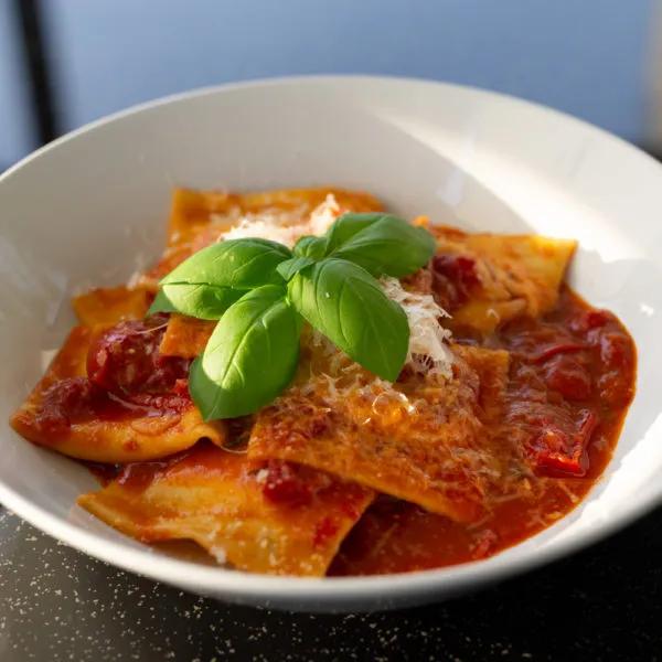 Leckere Ravioli in Tomatensoße selbstgemacht - Enjoy Food