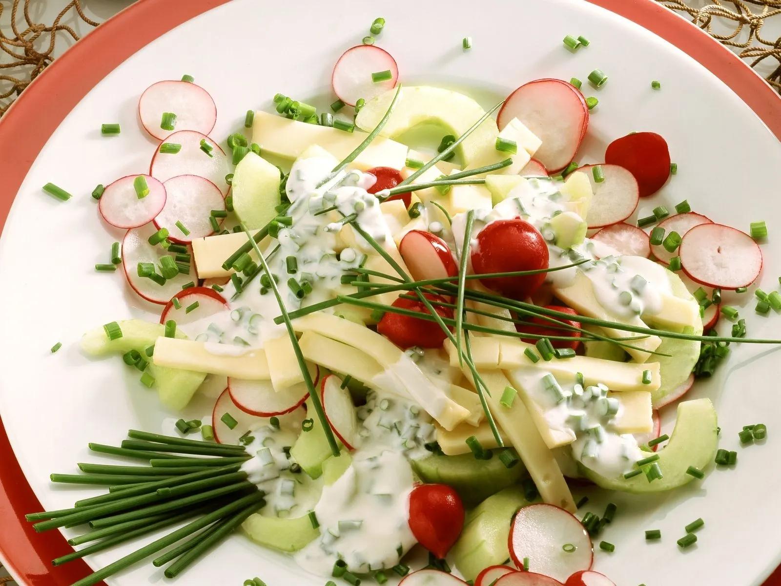 Käse-Radieschen-Salat mit Schnittlauchvinaigrette Rezept | EAT SMARTER