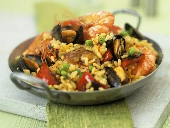 Meeresfrüchte-Paella Rezept | EAT SMARTER