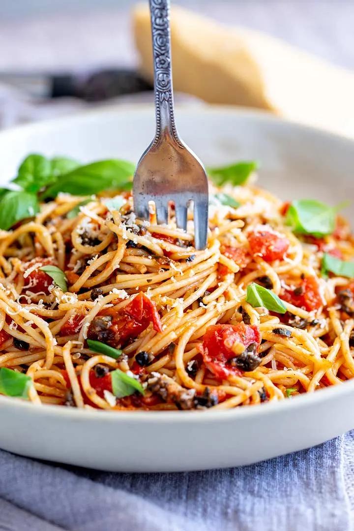 Spaghetti alla Puttanesca (Pasta Puttanesca) - Sprinkles and Sprouts