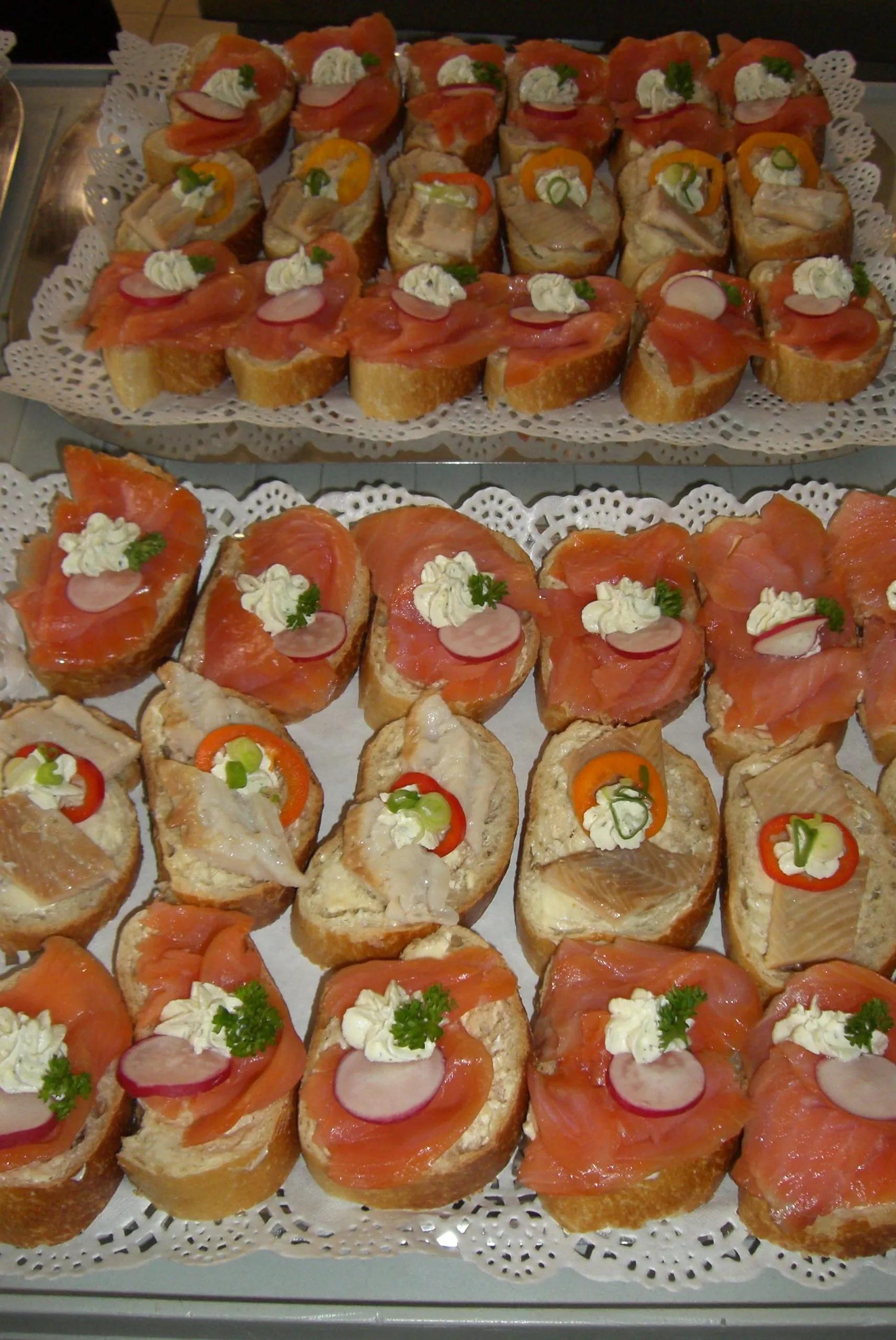 Canapes | Fingerfood rezepte, Partyrezepte fingerfood, Hackfleisch ...