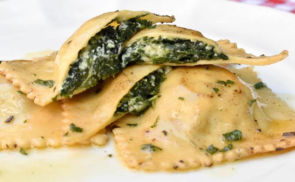 Ravioli filled with spinach and ricotta | Homemade ravioli, Ravioli ...