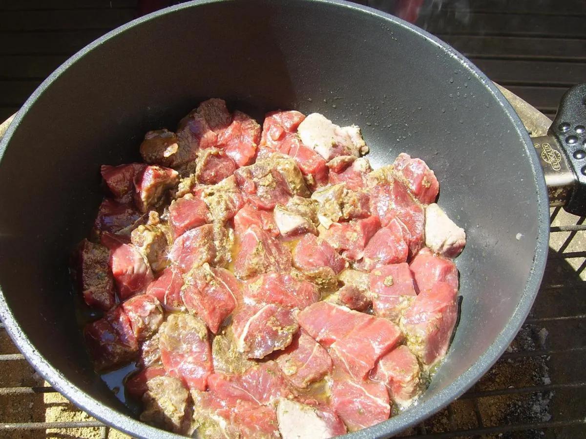 Hirschgulasch mit Pfifferlingen - Rezept - kochbar.de