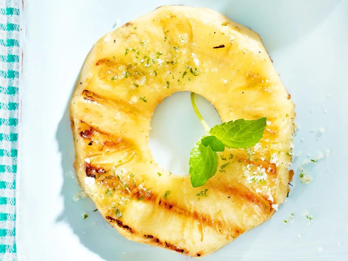 Als süßes Dessert oder leckere Beilage zu Fleisch - Ananas grillen ist ...