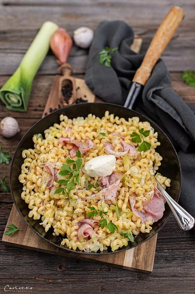 REZEPT: Nudelpfanne mit Schinken und Lauch - Einfaches Pasta Gericht