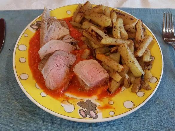 Schweinefilet auf Paprika-Tomaten-Sauce mit Kohlrabipommes von Hellmi ...
