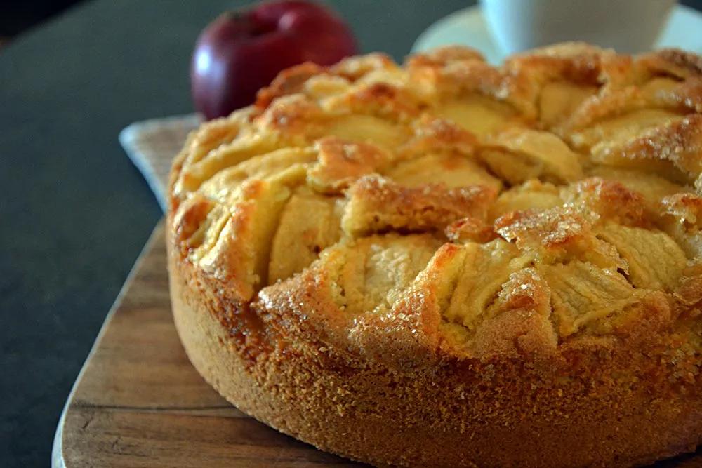 Versunkener Apfelkuchen mit einfachem Rührteig | AlleKochen.com