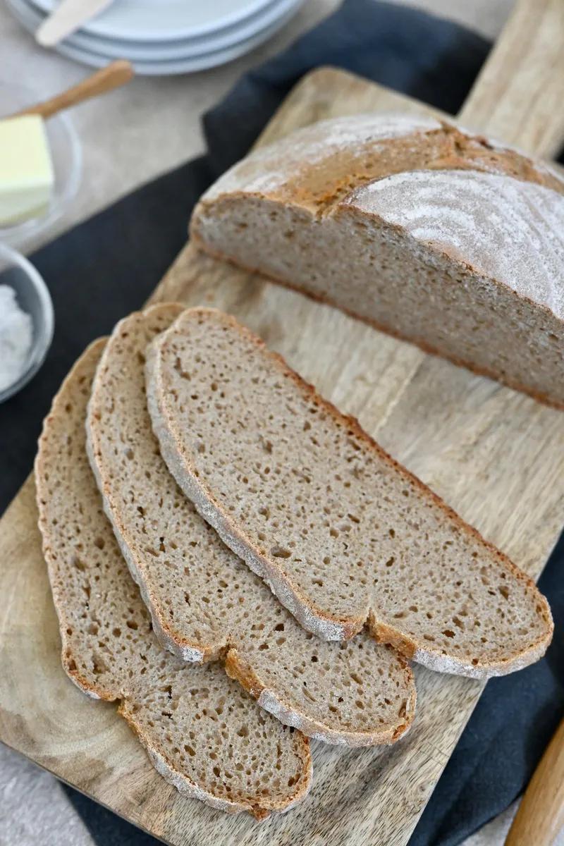 Knuspriges Roggenmischbrot mit Sauerteig (ohne Hefe) - Graziellas Food Blog