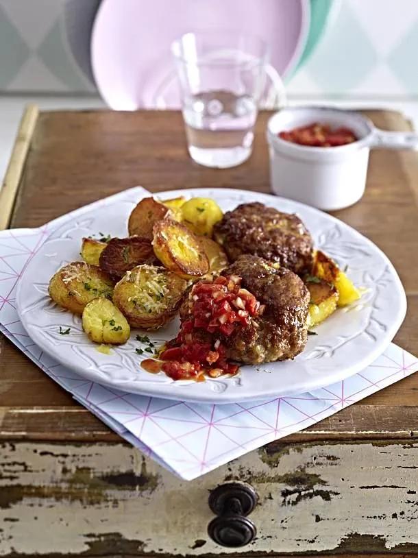 Scharfe Frikadellen mit Paprikasalsa und Parmesankartoffeln Rezept ...