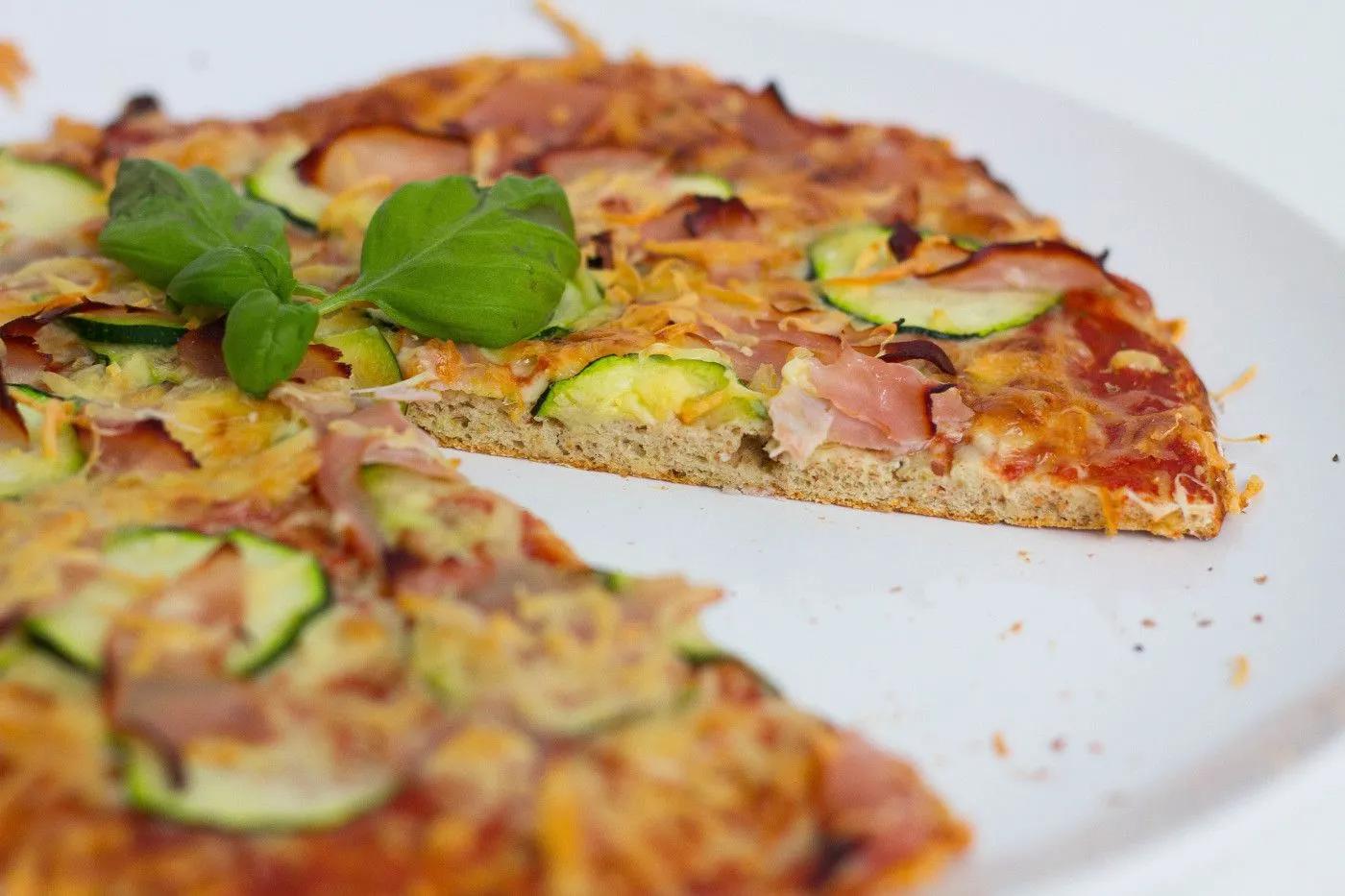 Rezept: Lowcarb-Pizza mit Hefeteig | Rezepte, Lowcarb pizza, Hefeteig