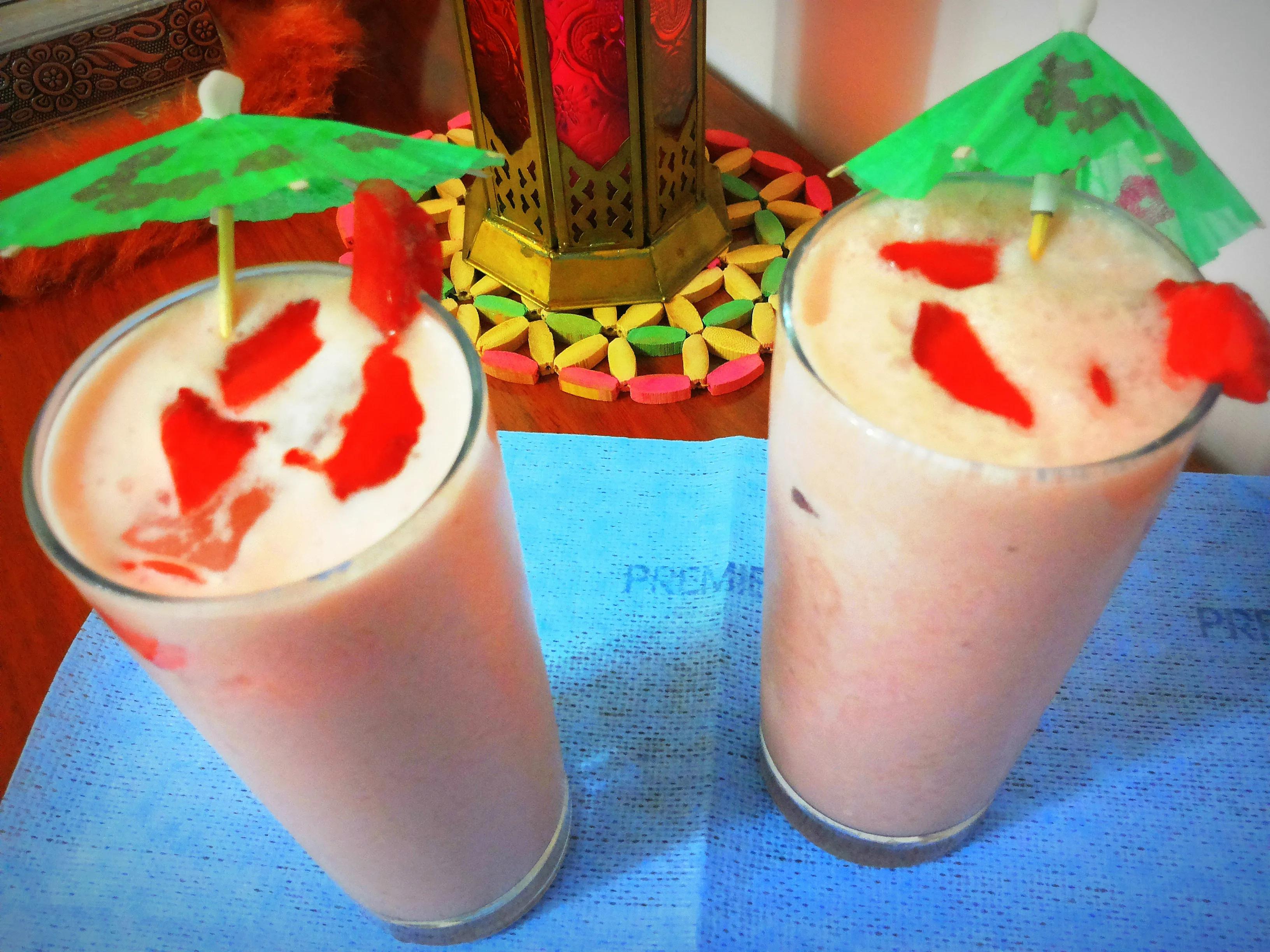 Strawberry lassi (curd/yoghurt based drink) | Indian Cooking Manual