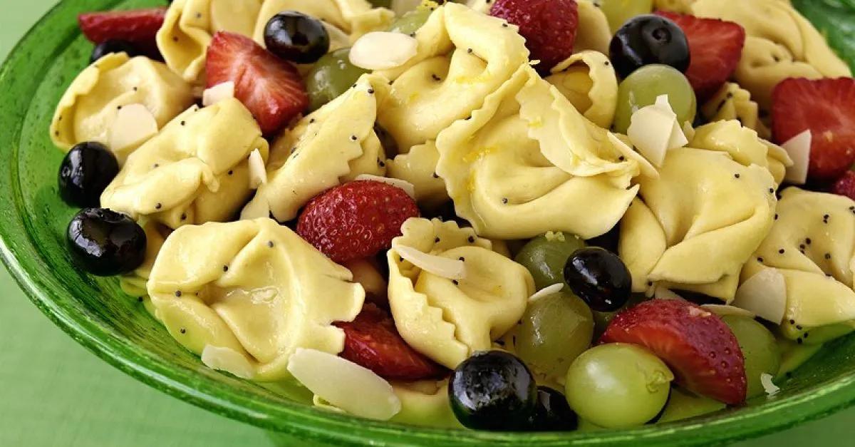 Tortellinisalat mit Früchten Rezept | EAT SMARTER