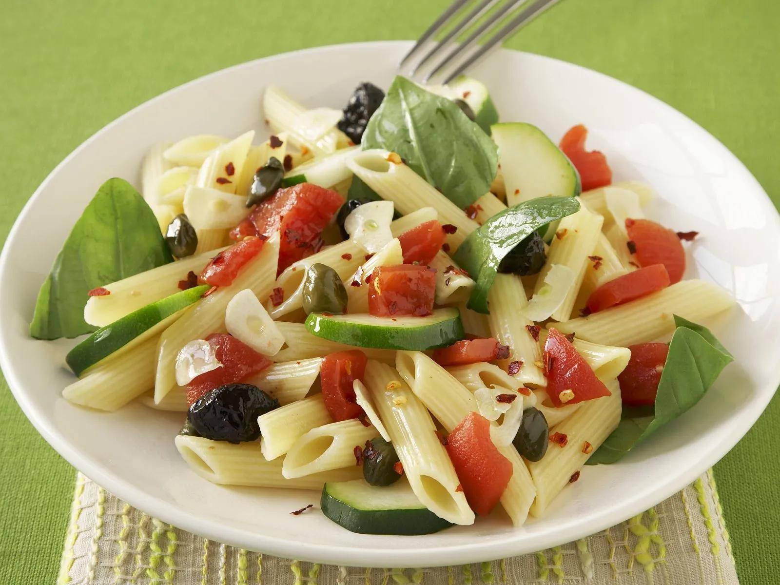 Pastasalat mit Oliven, Tomaten und Basilikumblättern Rezept | EAT SMARTER
