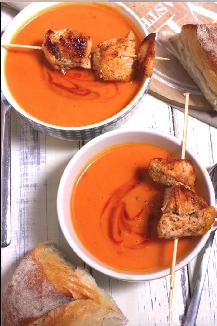 Kürbis-Tomaten-Suppe mit Hähnchenspießen und Pane di Como