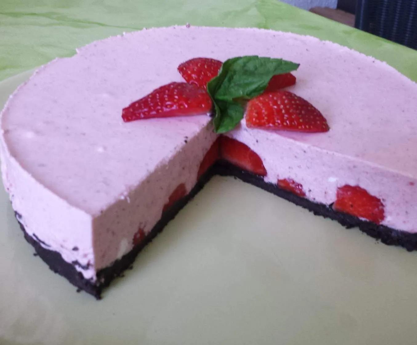 Erdbeer-Quark-Sahne-Torte - die etwas Leichtere | Rezept | Quark sahne ...