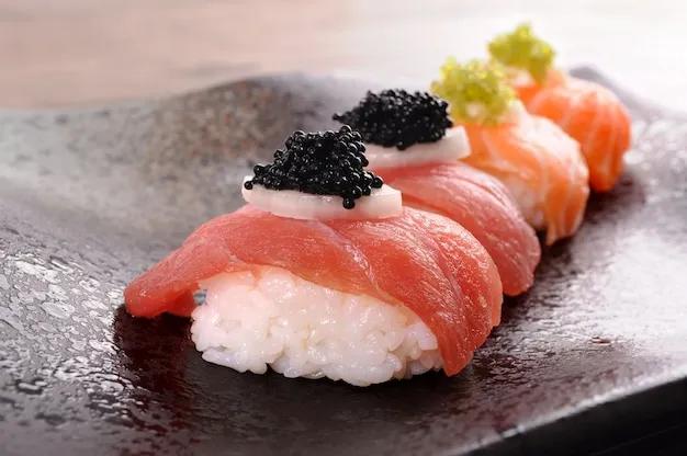 Thunfisch und lachs-sushi mit kaviar set | Kostenlose Foto