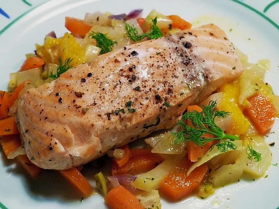 Sanft gegarter Lachs auf Möhren - Orangen - Fenchel - Gemüse von die ...