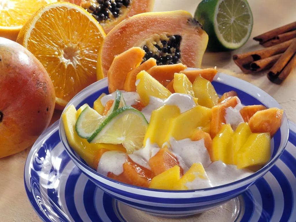 Exotischer Obstsalat mit Mango und Papaya Rezept | EAT SMARTER