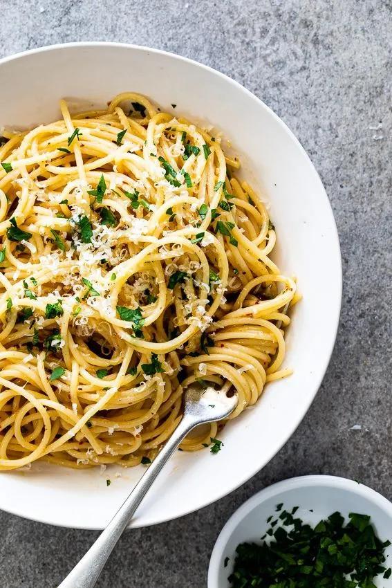 Spaghetti Aglio e Olio - Simply Delicious | Recipe | Olio recipe, Yummy ...