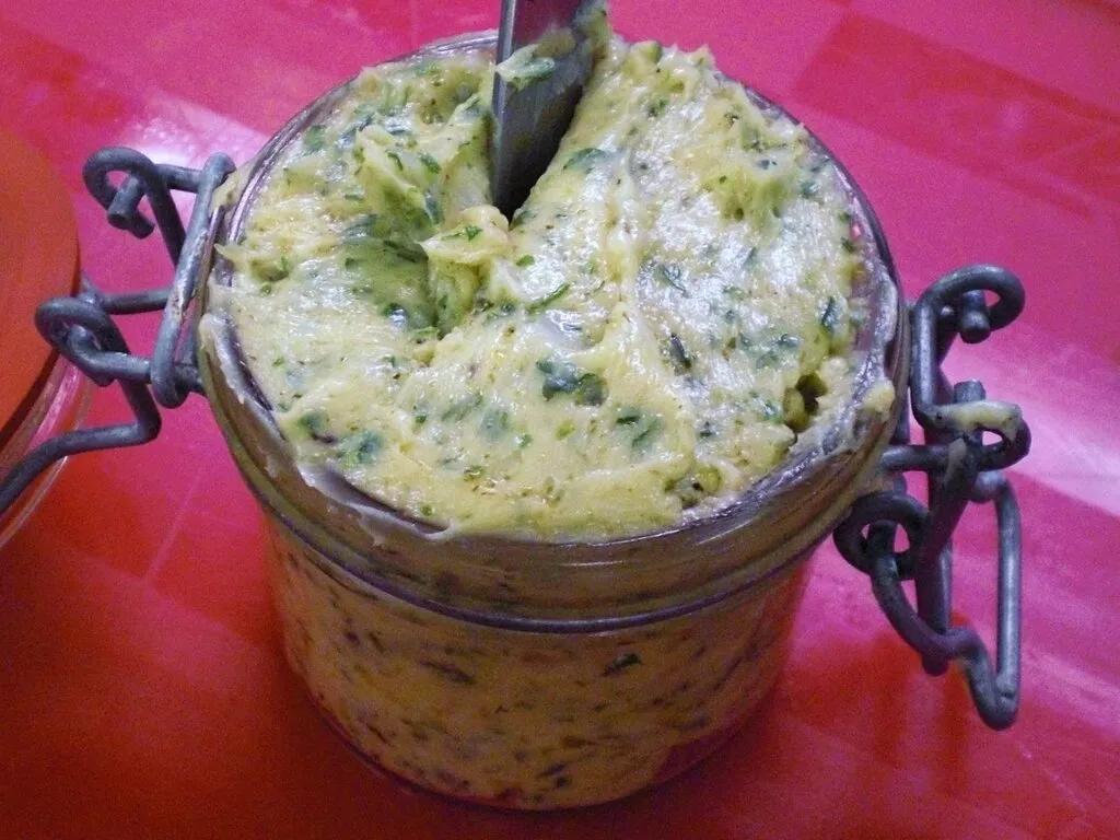 Kräuterbutter-superschnell - einfach &amp; lecker | DasKochrezept.de