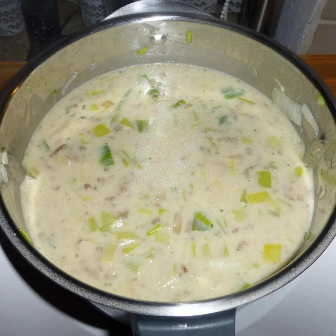 Rezept Käse-Lauch-Hack-Suppe (Cheesburgersuppe) von Genussvoll1 ...
