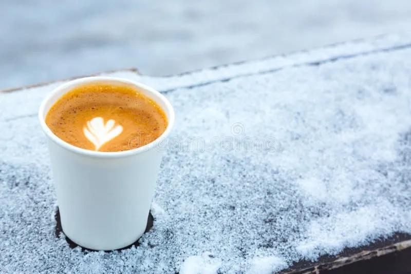 Heißer Kaffee auf Schnee stockbild. Bild von papier, freizeit - 84065451