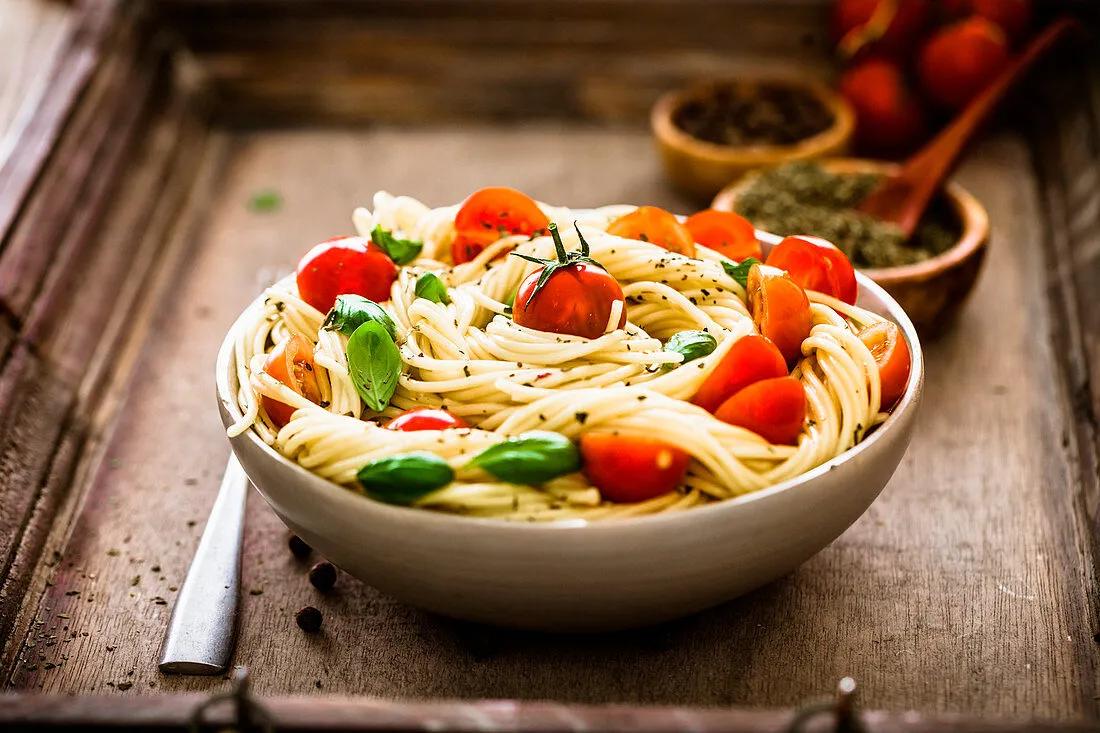 Spaghetti mit Tomaten und Basilikum – Bilder kaufen – 12474849 StockFood