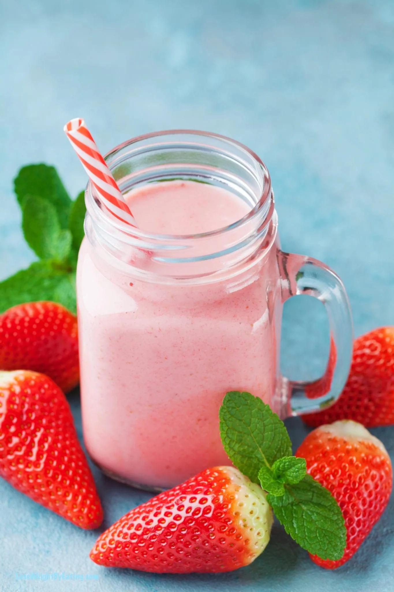 Easy Strawberry Smoothie Recipe with Yogurt (JUST 94 CALORIES)