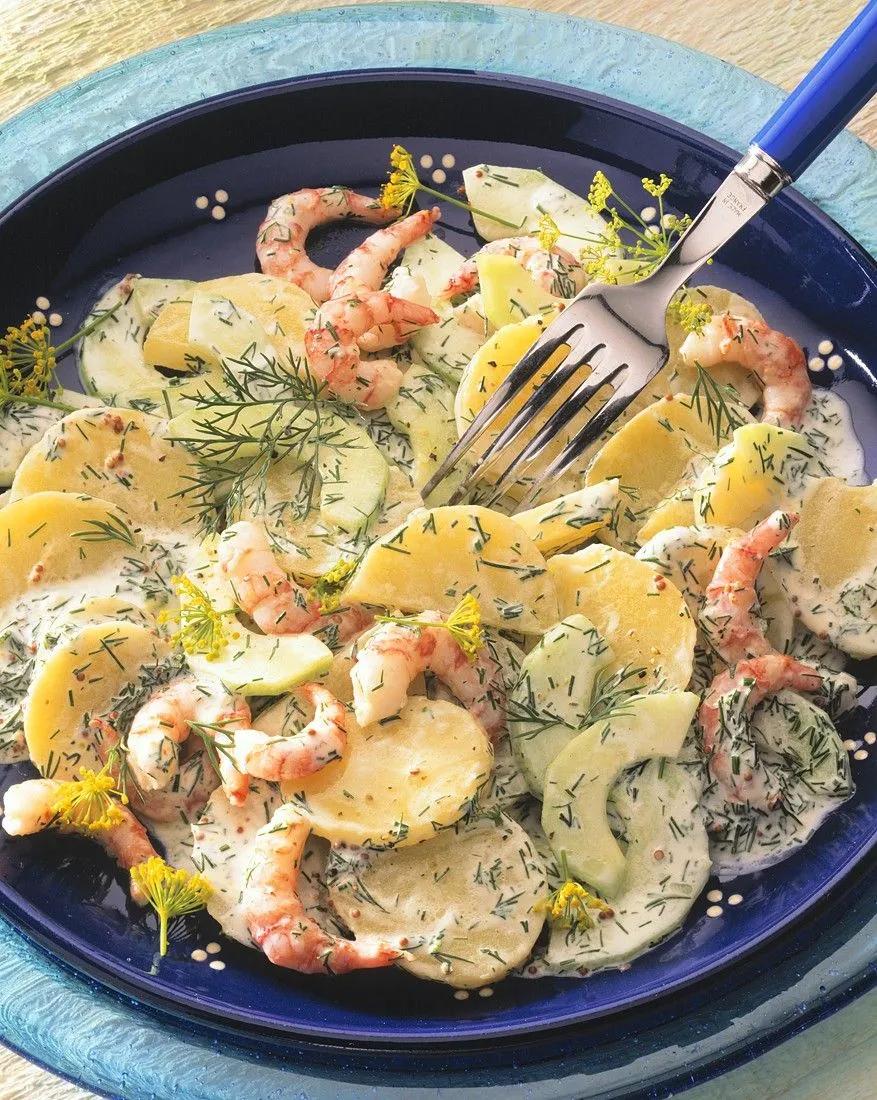 Kartoffelsalat mit Gurken und Shrimps Rezept | EAT SMARTER