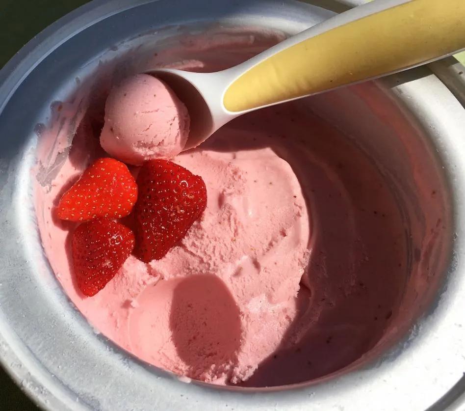 #Erdbeereis mit Joghurt und saurer Sahne - selbstgemacht -- #Speiseeis ...