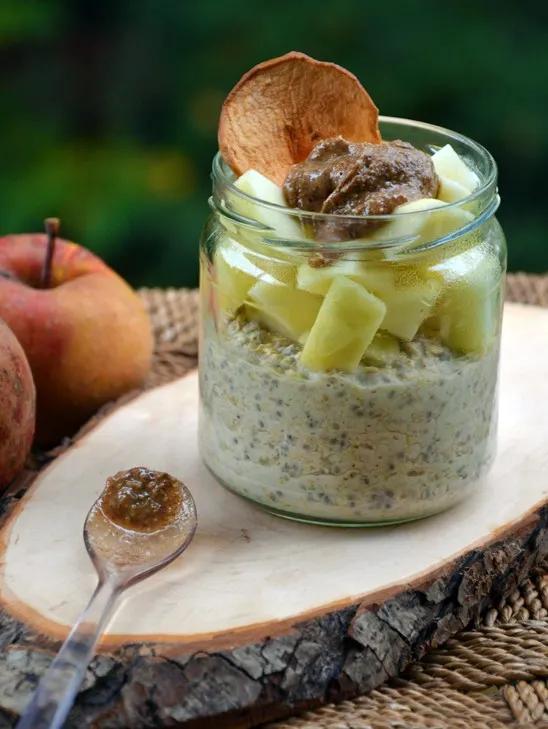 Overnight Haferflocken mit Chia Samen, Apfel &amp; Mandelmus - Vegangusto