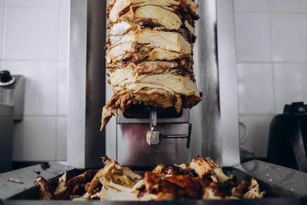 Traditionelles türkisches döner-kebab-fleisch shawarma oder gyros ...