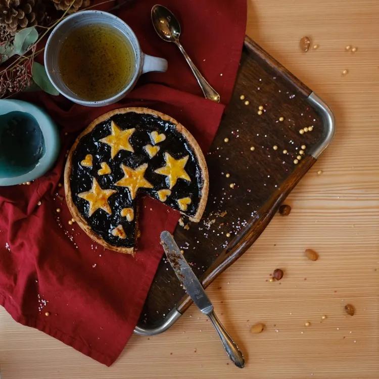 Winterliche Linzer Torte mit Pflaumenmus und Sternendeko ...