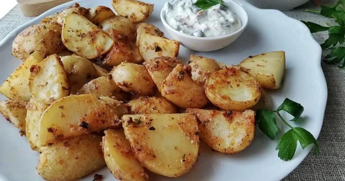 Ofenkartoffeln mit Tzatziki-Sauce, sehr einfach und knusprig