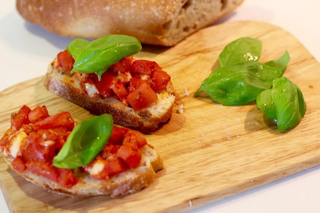 Bruschetta mit Tomate-Mozzarella &amp; Basilikum - freshdelight