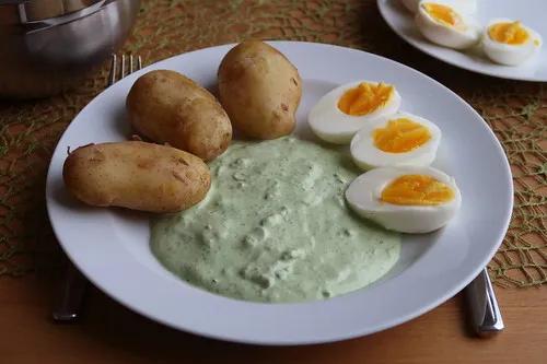 Pellkartoffeln mit gekochten Eiern und grüner Soße | Gourmandise