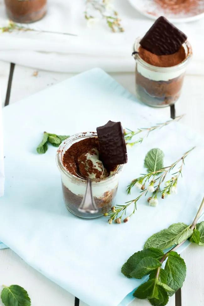 Schokoladen Kuchen mit Pfefferminz Creme im Glas // Chocolate Cake with ...