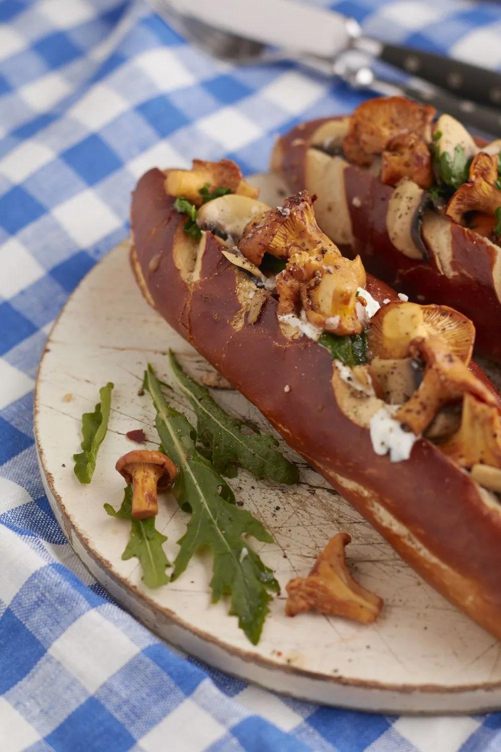 Vegetarische Laugenstange mit frischen Waldpilzen Sourdough Bun Recipe ...