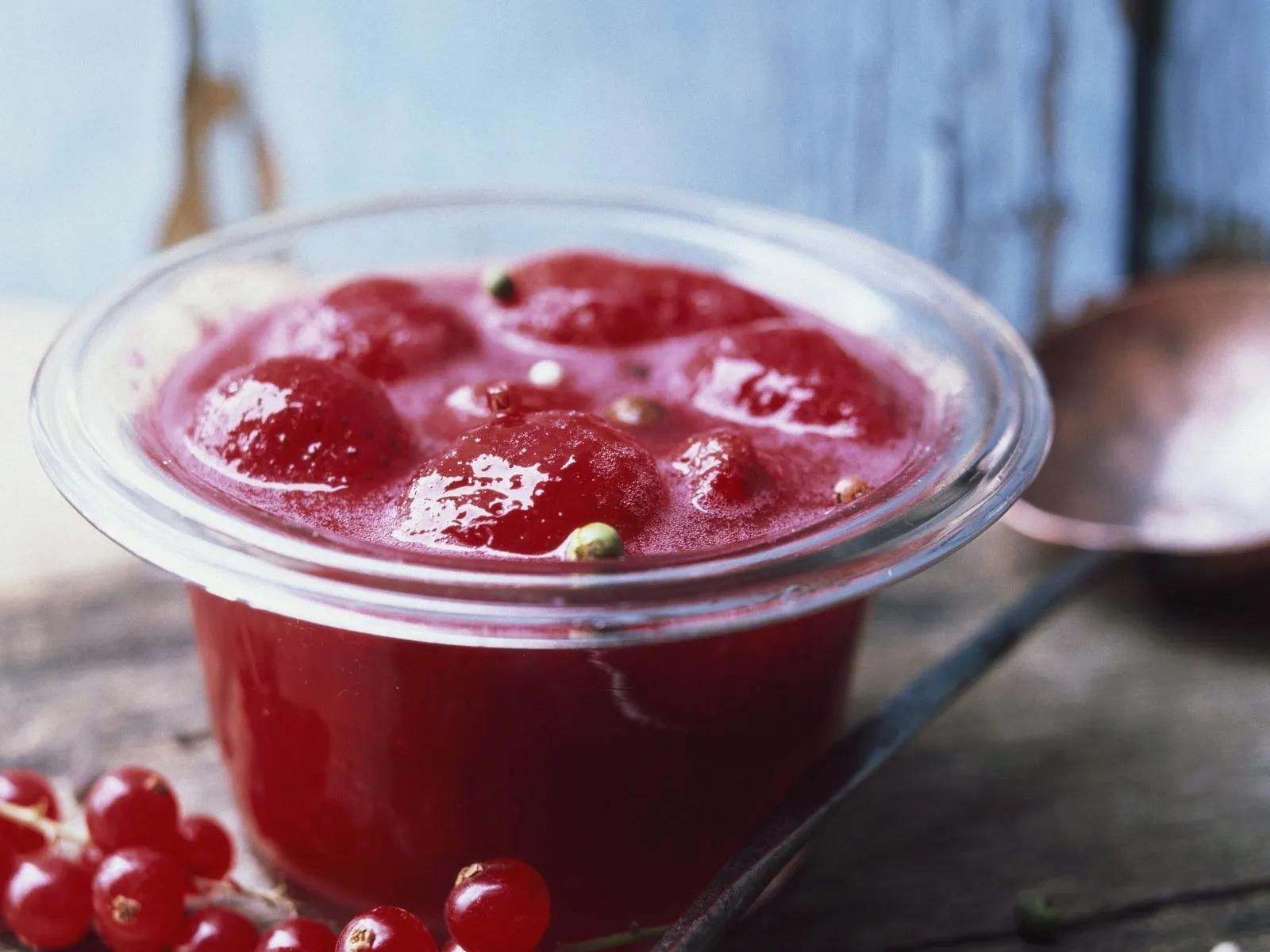 Johannisbeer-Erdbeer-Marmelade mit Pfeffer Rezept | EAT SMARTER